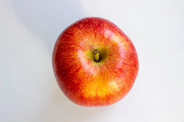 Tres Manzanas Una Verde Dos Rojo Amarillas Sobre Fondo Claro — Foto de Stock