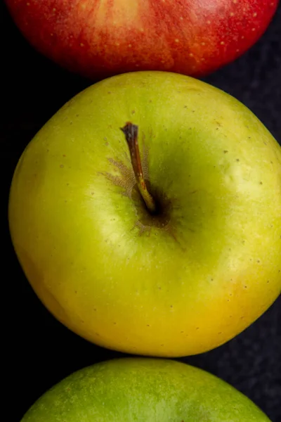 Tři Jablka Jedno Zelené Dvě Červené Žluté Tmavém Pozadí — Stock fotografie