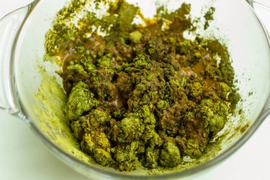 Kuru kına tozu yığını beyaza izole edilmiş.