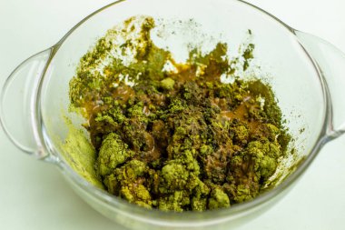 Kuru kına tozu yığını beyaza izole edilmiş.