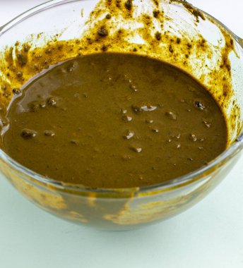 Kına için kına, derin bir tabakta seyreltilmiş, hafif bir arka planda..