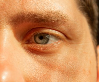 Kameraya bakan güzel erkek gözünün yakın çekimi.