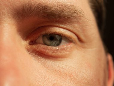 Kameraya bakan güzel erkek gözünün yakın çekimi.