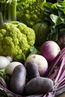 Büyük fırın tavası ve taze renkli sebzeler.