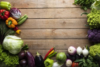 Sağlıklı yiyecekler, ahşap bir masada sebzeler.