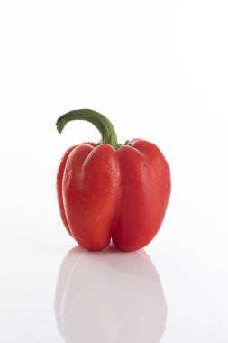 Beyaz bir yüzeyde kırmızı dolma biber