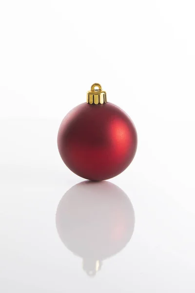 Κόκκινη Χριστουγεννιάτικη Μπάλα Για Διακόσμηση Χριστουγεννιάτικου Δέντρου — Φωτογραφία Αρχείου