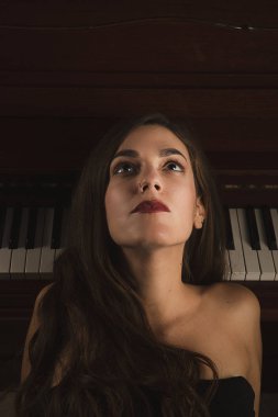 Bir kızın yukarı bakıp müziği düşünmesini yakından izlemek.