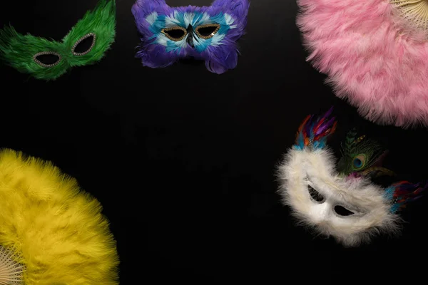 Objetos Carnaval Fundo Preto Fãs Chineses Chapéu Streamers Enrolados Máscaras — Fotografia de Stock