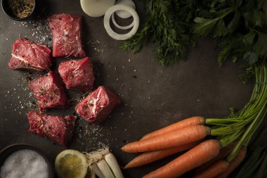 Havuçlu, soğanlı, limonlu, kızarmış ekmekli, biberli, tuzlu ve daha birçok malzemeli et çorbası.