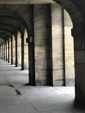 Paris, Fransa - 05.23.2019: Victor Hugo 'nun 1832' den 1848 'e kadar kiraladığı daire, Place des Vosges, Paris' in en eski planlanan meydanı.. 