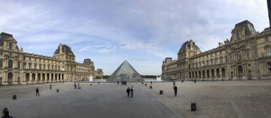 Paris, Fransa - 05.24.2019: Louvre Piramidi ile ünlü Louvre Müzesi manzarası. Louvre Müzesi dünyanın en büyük ve en çok ziyaret edilen müzelerinden biridir.. 