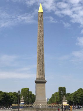 Paris, Fransa - 05.24.2019: Binalar, parklar, alışveriş merkezleri, yerler ve Paris 'te görülecek çok daha fazlası