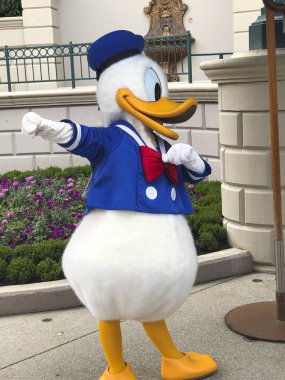 Paris, Fransa - 05.27.2019: Disneyland. Oyunlar, eğlence ve gün içinde birçok etkinlik. Mickey, Donald, Goofy, Castles, Lakes ve Disneyland 'deki komik oyunlar..
