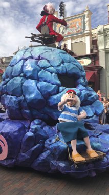 Paris, Fransa - 05.27.2019: Disneyland. Oyunlar, eğlence ve gün içinde birçok etkinlik. Mickey, Donald, Goofy, Castles, Lakes ve Disneyland 'deki komik oyunlar..