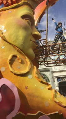 Paris, Fransa - 05.27.2019: Disneyland. Oyunlar, eğlence ve gün içinde birçok etkinlik. Mickey, Donald, Goofy, Castles, Lakes ve Disneyland 'deki komik oyunlar..