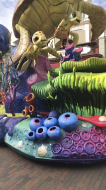 Paris, Fransa - 05.27.2019: Disneyland. Oyunlar, eğlence ve gün içinde birçok etkinlik. Mickey, Donald, Goofy, Castles, Lakes ve Disneyland 'deki komik oyunlar..