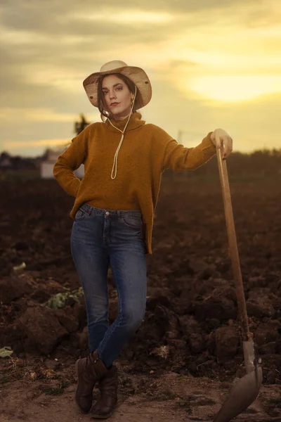 Farm Girl Hat Holding Shovel — Zdjęcie stockowe