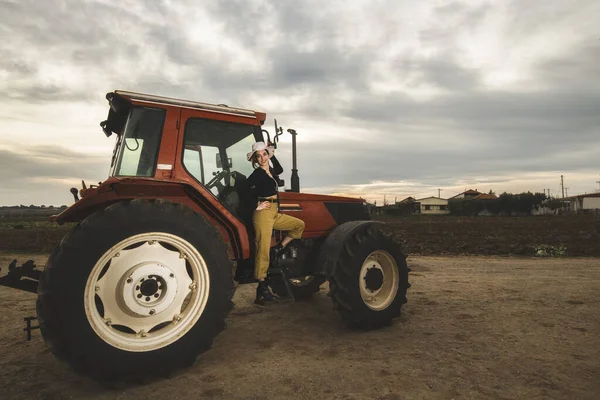 Farm Girl Tractor Harvesting Fields — Stockfoto