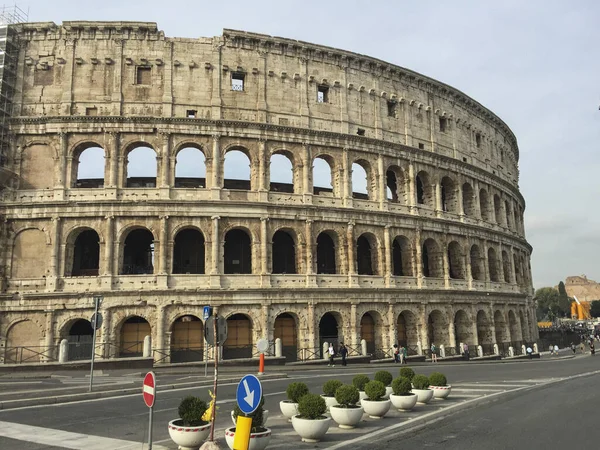 Поза Колізеєм Римі Італія — стокове фото