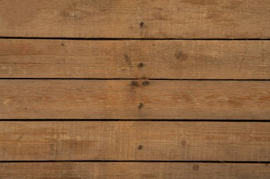 Arka planda delikleri ve çivileri olan eski ahşap kalas kahverengi doku