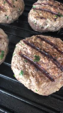 Barbekü, hamburgeri klasik yöntemlerle hazırlamak dökme demir ızgarada propan gazı alevleri kullanmak.