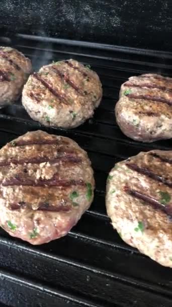 Cozinhar Grelhados Carne Carne Churrasco Hambúrgueres Para Hambúrgueres Grade Ferro — Vídeo de Stock