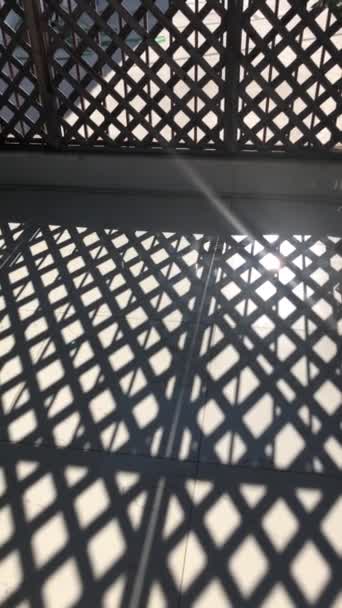 Schatten Einer Pergola Mit Der Sonne Den Schattenstreifen — Stockvideo