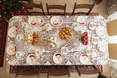 Çörekler ve diğer parmak yiyecekleriyle bir Noel masası dekorasyonu için en iyi manzara.