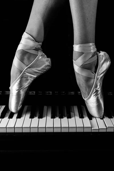 Jambes Une Ballerine Sur Piano Marchant Dansant — Photo