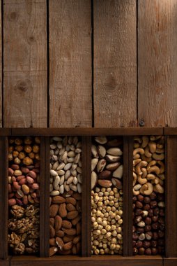 Fındık, fıstık, fıstık, ceviz, kavrulmuş nohut, fıstık ve ahşap bir masada logo için yeri olan daha fazlası.