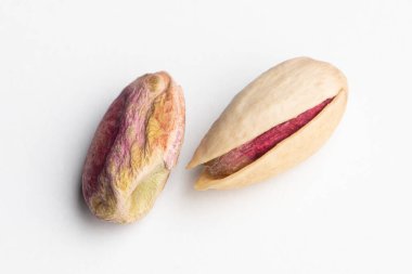 Beyaz arka planda izole edilmiş iki taze fıstık