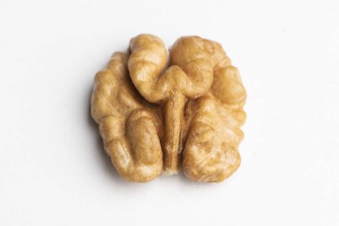 Beyaz arka planda izole edilmiş taze ceviz.