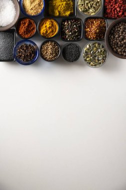 Tuz, siyah susam, haşhaş tohumu, kabak çekirdeği, kırmızı kuru biber, Goji üzümü, köri, kişniş, Bahari, kakule, sarımsak ve zerdeçal içeren farklı çeşit kaseler.