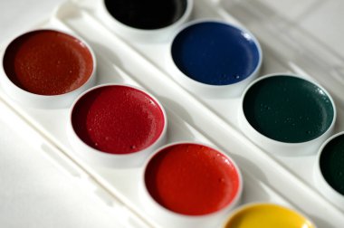 Suluboya ve beyaz kağıt kutu 