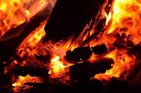 Пламя горящего огня крупным планом в качестве фона — стоковое фото