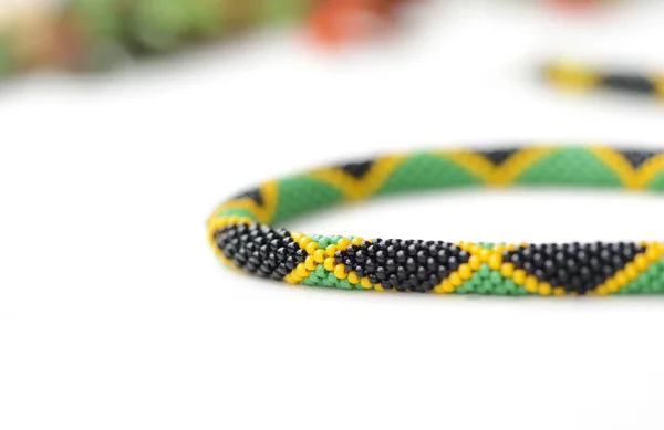 Gyöngy horgolt nyaklánc Jamaikai stílusban közelről — Stock Fotó