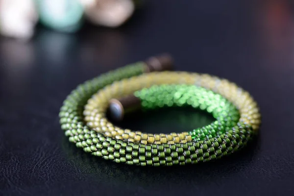 珠子钩针项链三色调的绿色在黑暗的背景关闭 — 图库照片
