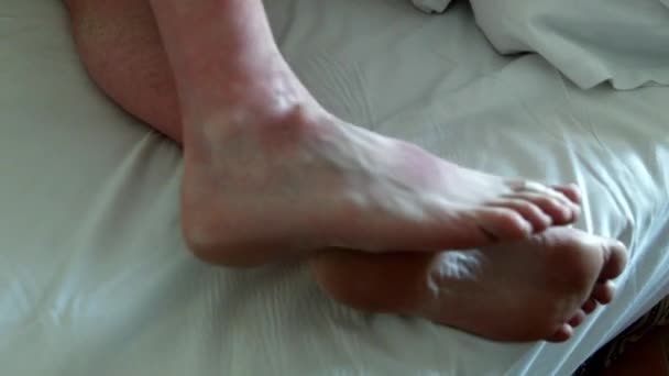 Чоловічі Ноги Ліжку Одна Нога Подряпає Іншу Концепція Подорожей Відпустку — стокове відео