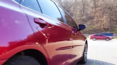 Kırmızı araba yolun yanında duruyor, sağ taraftaki arabayı görüyor musun?