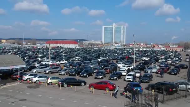 Vue aérienne du parc, montrant des voitures stationnées à proximité, prêtes à être distribuées, l'industrie automobile est l'un des secteurs les plus importants de l'économie en termes de revenus. Kiev, Ukraine — Video