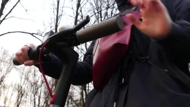 Un dedo presiona el freno de un scooter eléctrico. Macro tiro — Vídeo de stock