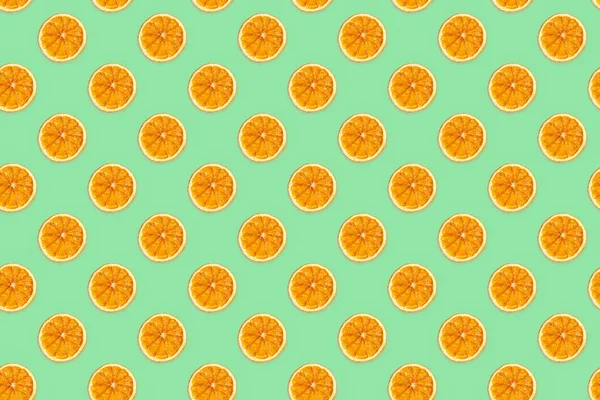 Płynny wzór ręcznie suszonych plasterków pomarańczy na modnym tle neo mennicy 2020. — Zdjęcie stockowe