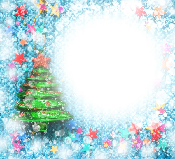 Maqueta de navidad festiva con juguetes árbol de navidad, asteriscos de colores, nieve y espacio de copia sobre fondo de punto azul . —  Fotos de Stock