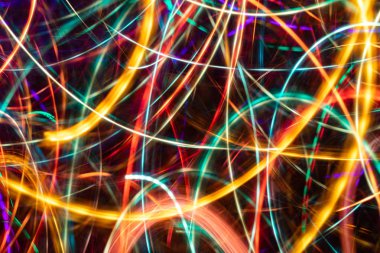 Siyah arkaplanda soyut, çok renkli, kaotik, parlak neon çizgiler.. 