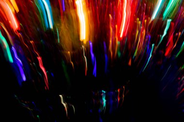 Siyah arkaplanda renkli, bulanık, dikey, parlak çizgiler. Soyut neon arkaplan. 