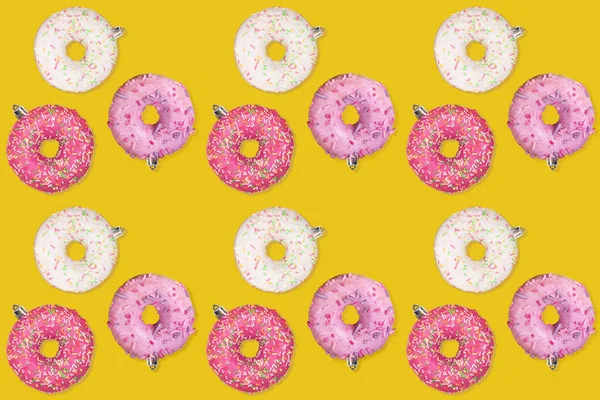 Kerst feestelijke creatieve naadloze patroon van kleurrijke donuts als kerstboom speelgoed op trendy gele achtergrond. — Stockfoto