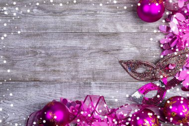 Beyaz ahşap arka planda çerçeveler olarak noel pembe süslemeleri. Şenlikli Xmas modeli. 