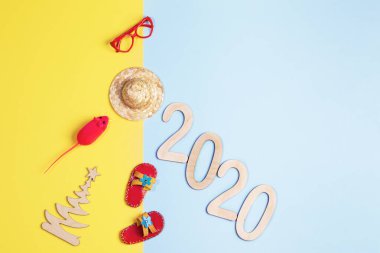 Mutlu Noeller ya da mutlu yıllar 2020 gezi konsepti. Yaratıcı sayılardan Noel ağacı, sarı-mavi aksesuarlar.