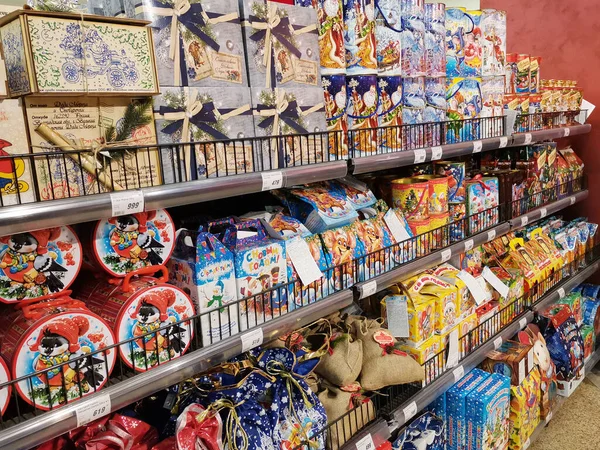 Yekaterinburg, Rusya - 25 Kasım 2019: Büyük süpermarketlerde Noel hediyeleriyle dolu raflar. 